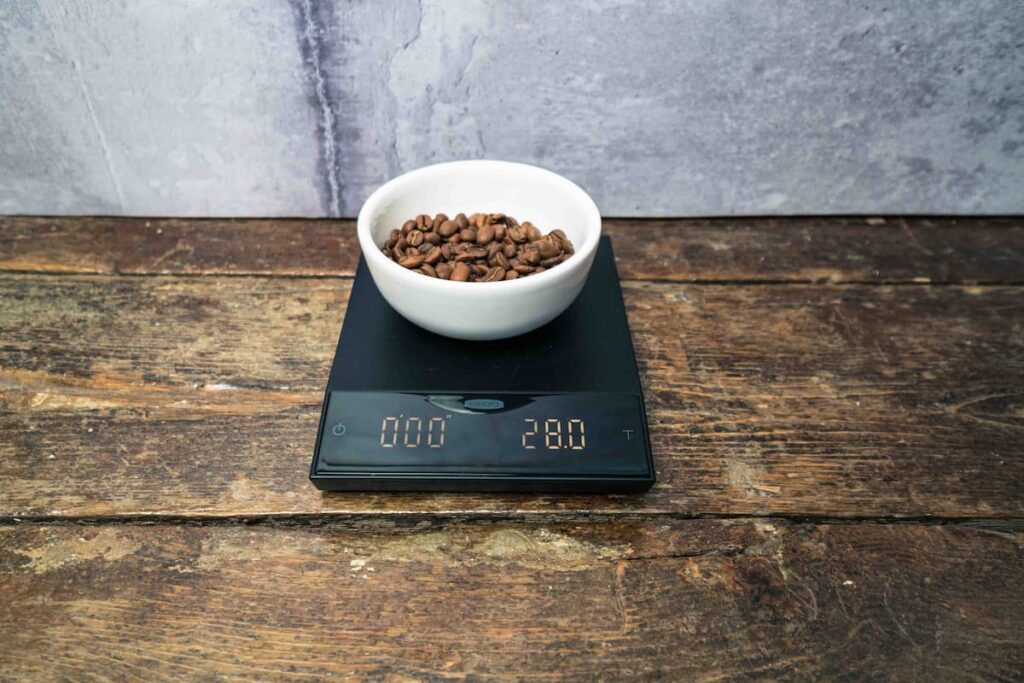 Weighing coffee for clever dripper
